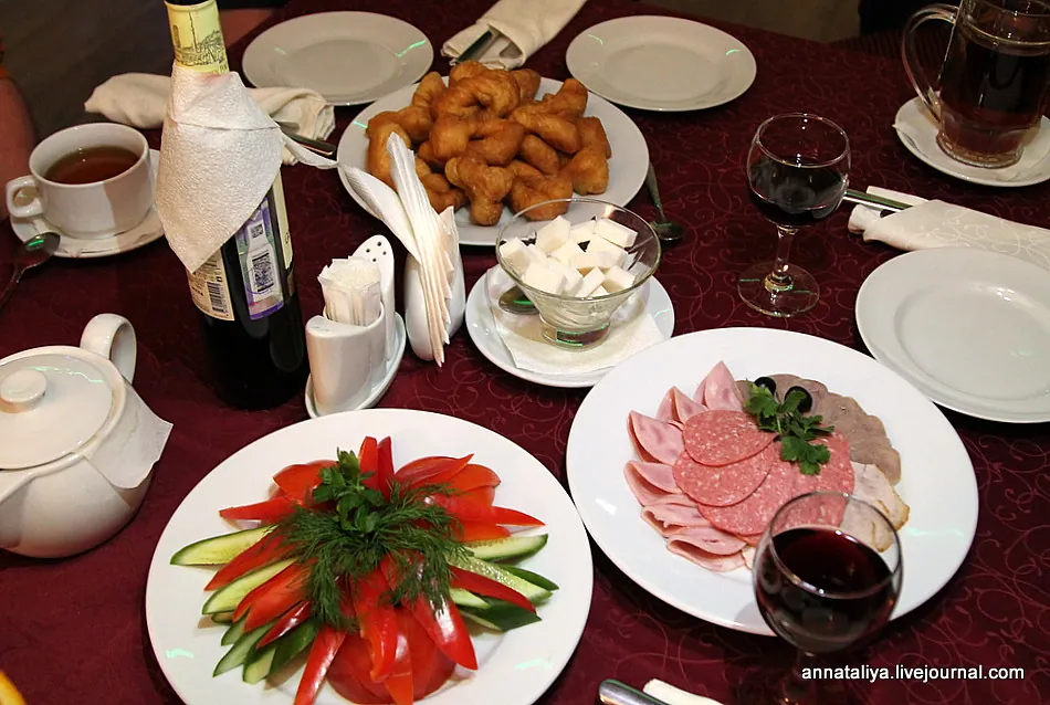 Стол с холодными закусками, мясной нарезкой и овощами