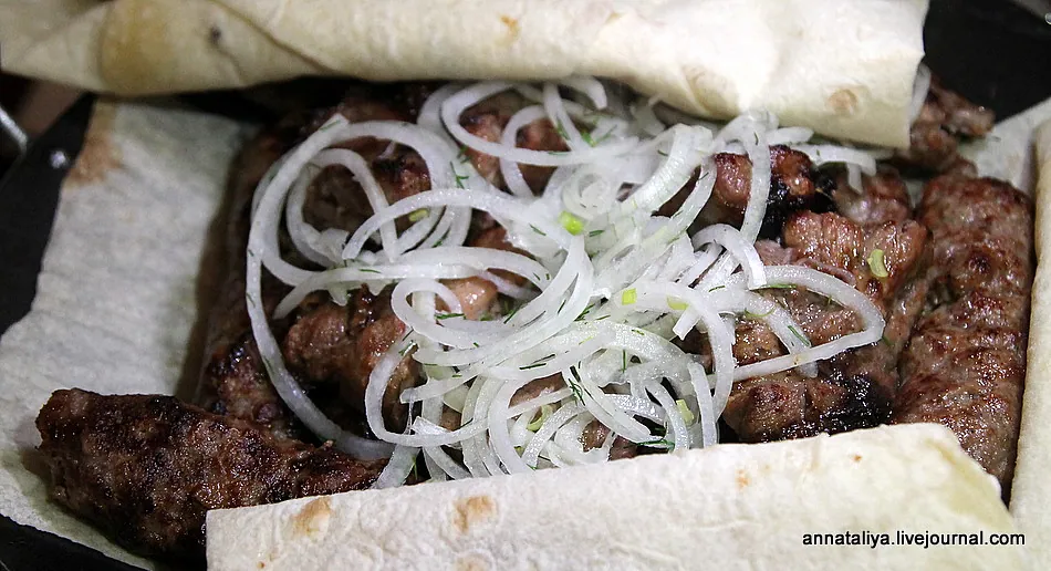 Жареное мясо с маринованным луком в лаваше