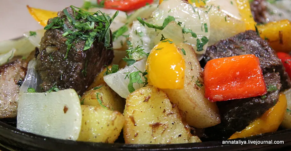 Мясо с картофелем и болгарским перцем на чугунной сковороде