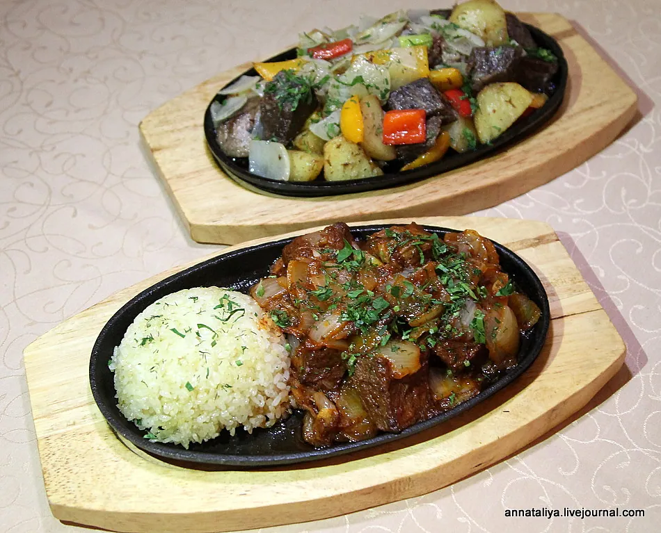 Два мясных блюда на чугунных сковородах с рисом