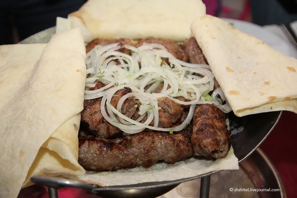 Жареное мясо с маринованным луком в лаваше