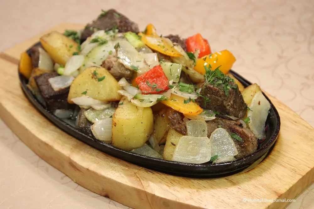 Мясо с картофелем и перцем на чугунной сковороде