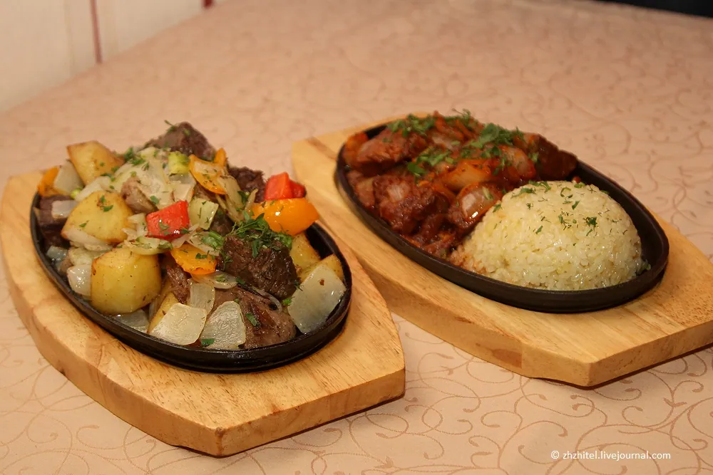 Два мясных блюда на чугунных сковородах с рисом