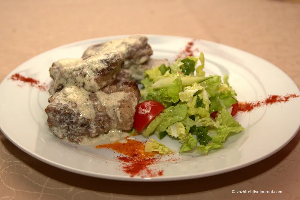 Мясо в сливочном соусе с зелёным салатом