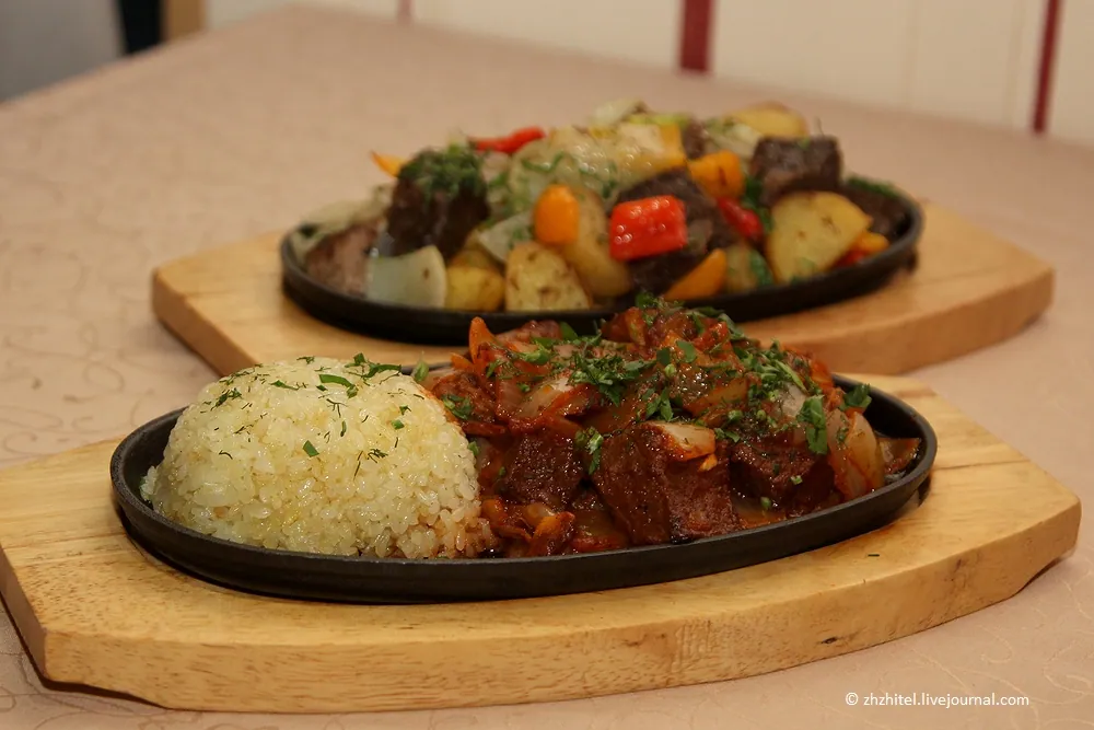 Два мясных блюда на чугунных сковородах