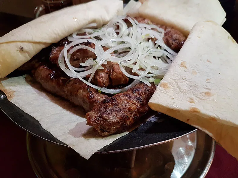 Жареное мясо с маринованным луком в лаваше