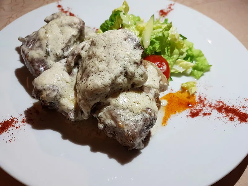 Мясо в сливочном соусе с зелёным салатом