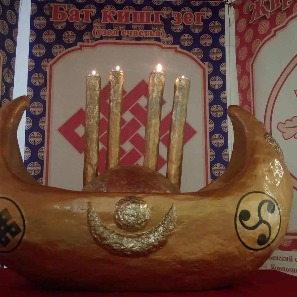 Зажжённые лампады в позолоченной подставке с калмыцким орнаментом
